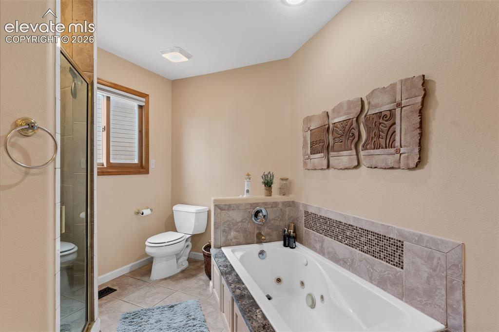 Image 19 of 50: Bathroom