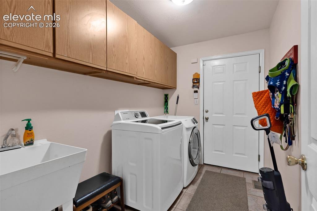 Image 22 of 50: Laundry