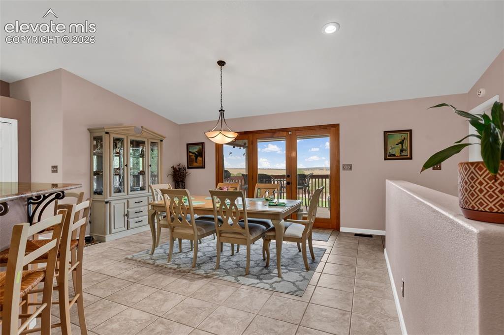 Image 6 of 50: Dining Area