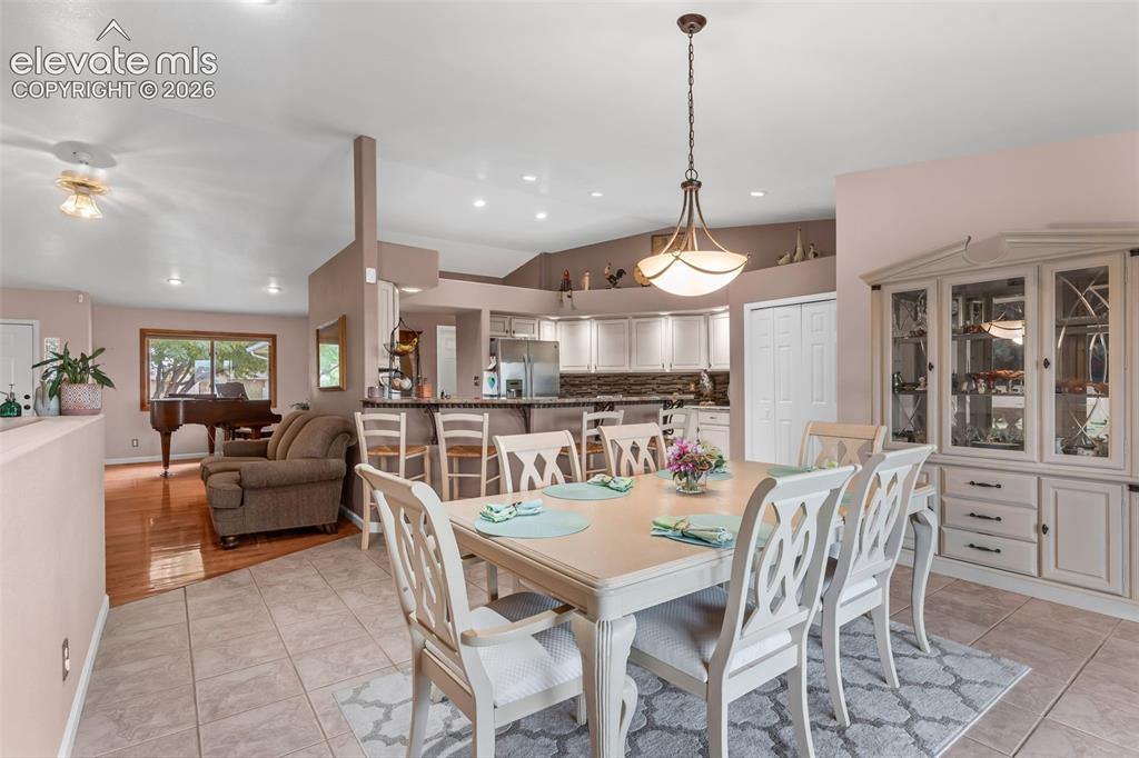 Image 7 of 50: Dining Area