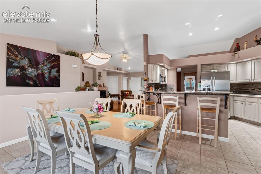 Image 8 of 50: Dining Area