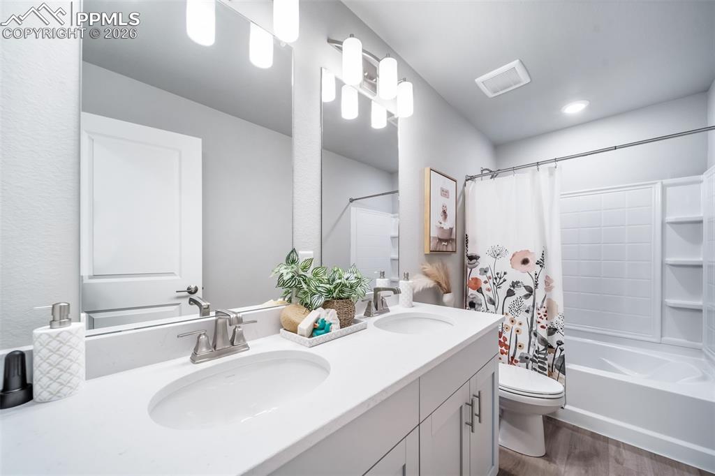 Image 2 of 41: Photos of a model home