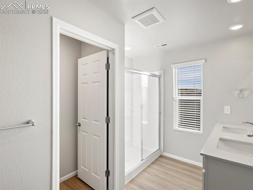 Image 22 of 31: Bathroom