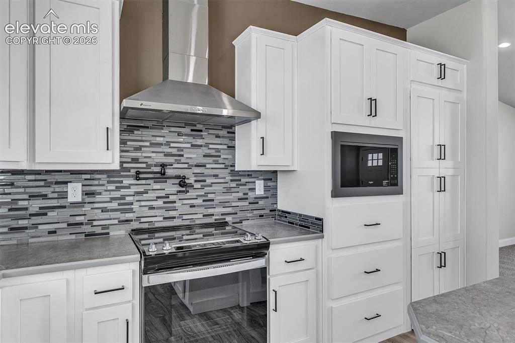 Image 10 of 38: Kitchen