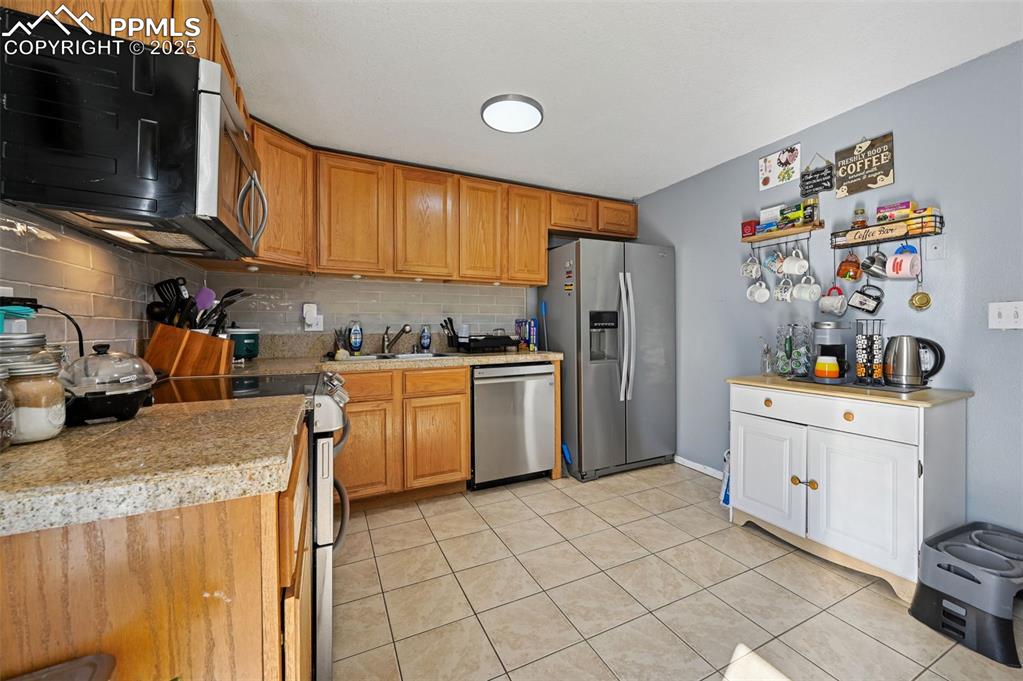 Image 7 of 31: Kitchen