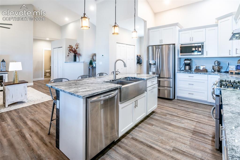 Image 17 of 43: Kitchen