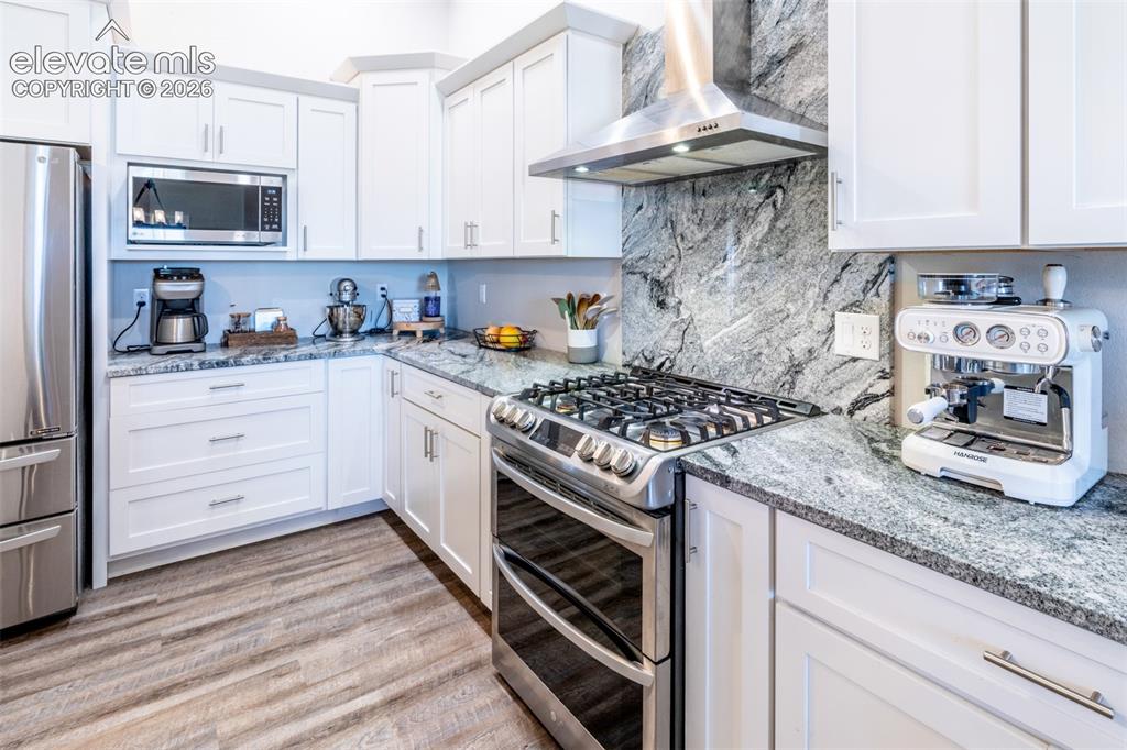 Image 18 of 43: Kitchen