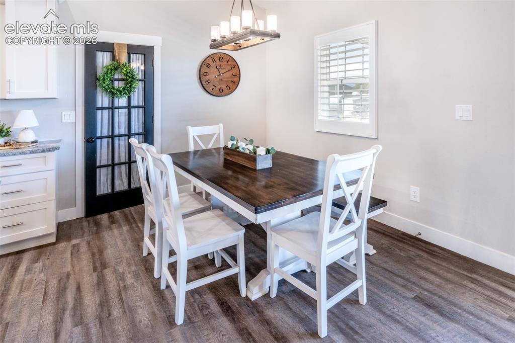 Image 21 of 43: Dining Area
