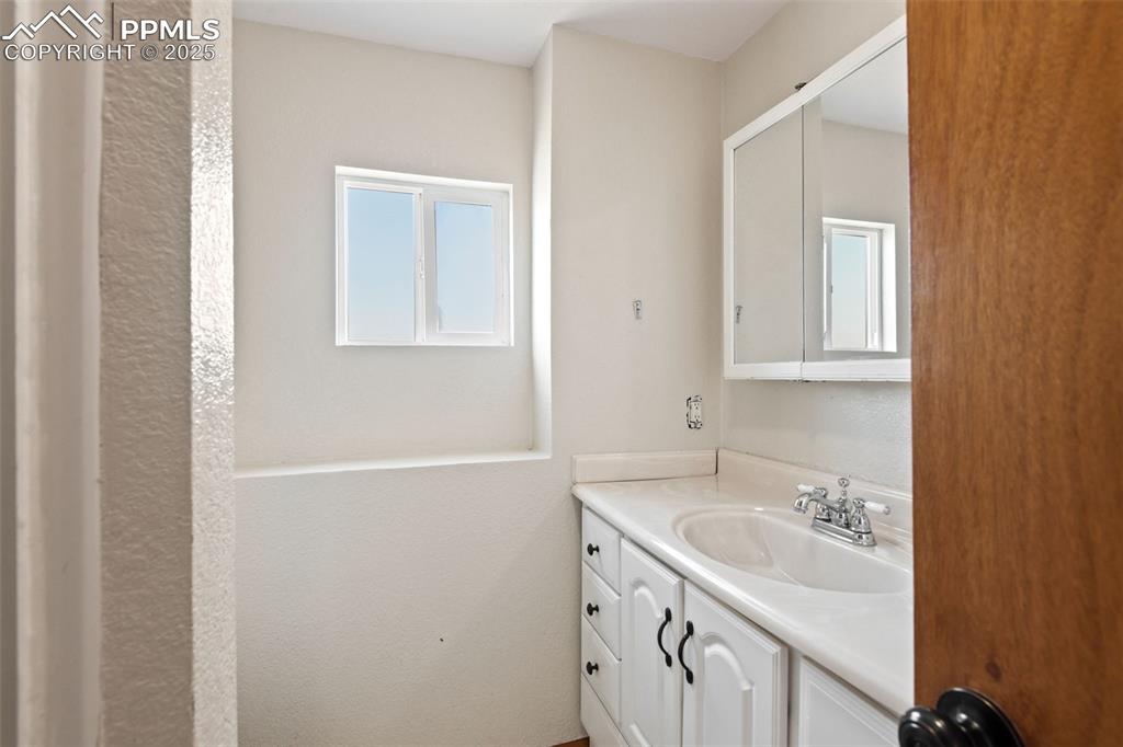Image 29 of 40: Bathroom with vanity