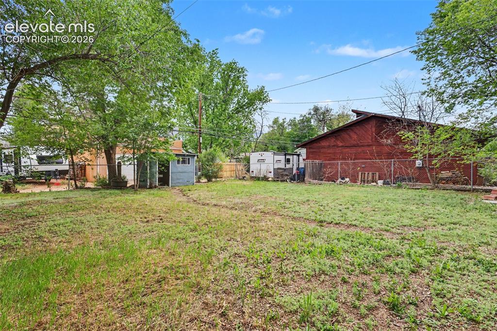 Image 14 of 21: Yard