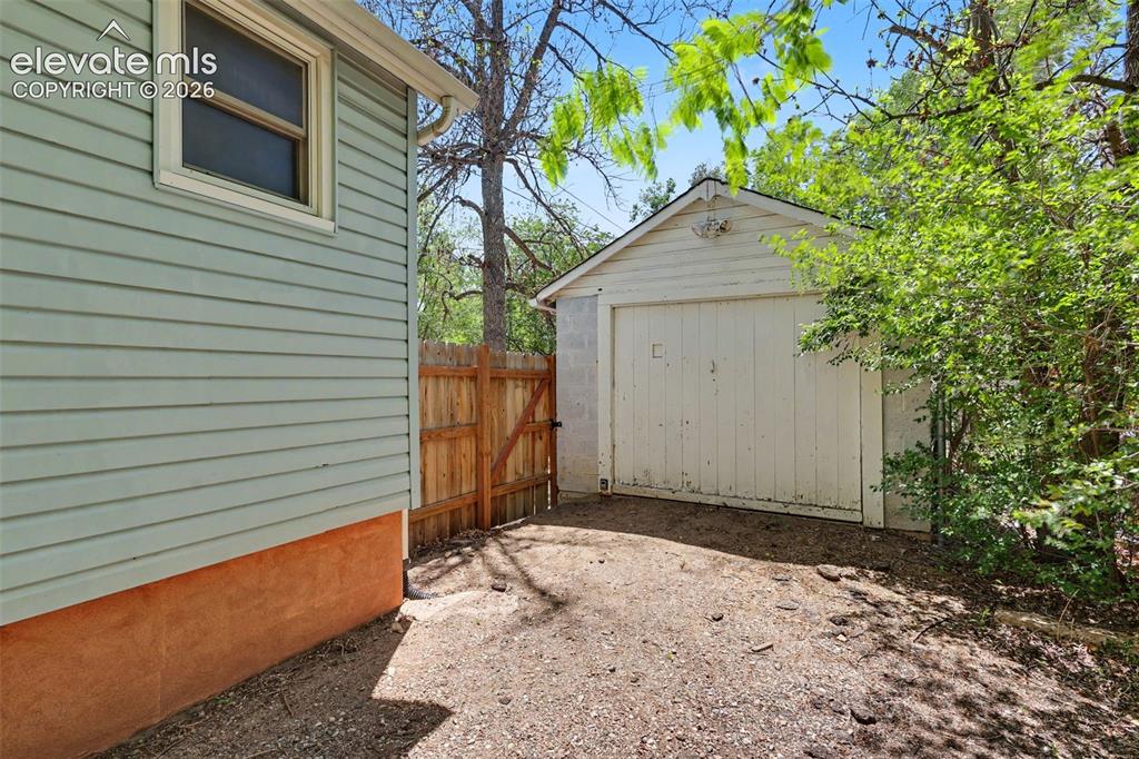 Image 15 of 21: Garage