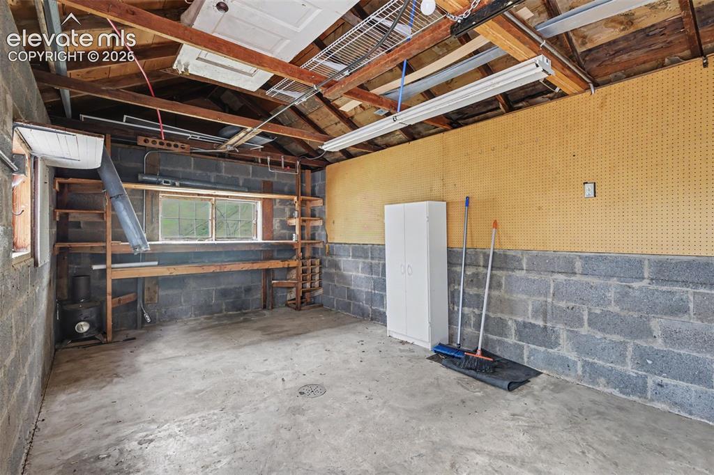 Image 16 of 21: Garage