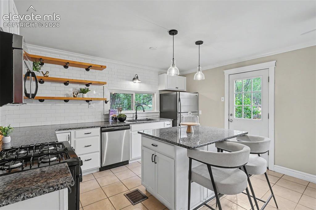 Image 3 of 21: Kitchen