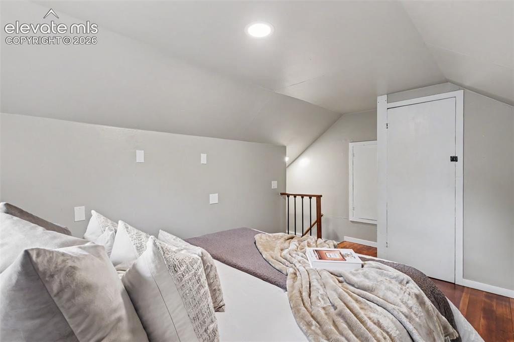 Image 5 of 21: Bedroom