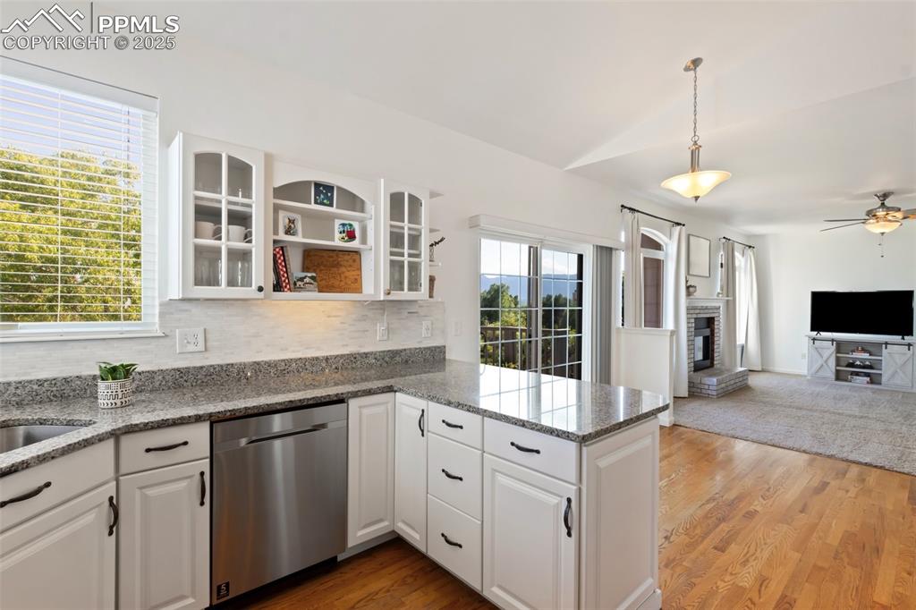 Image 10 of 44: Kitchen