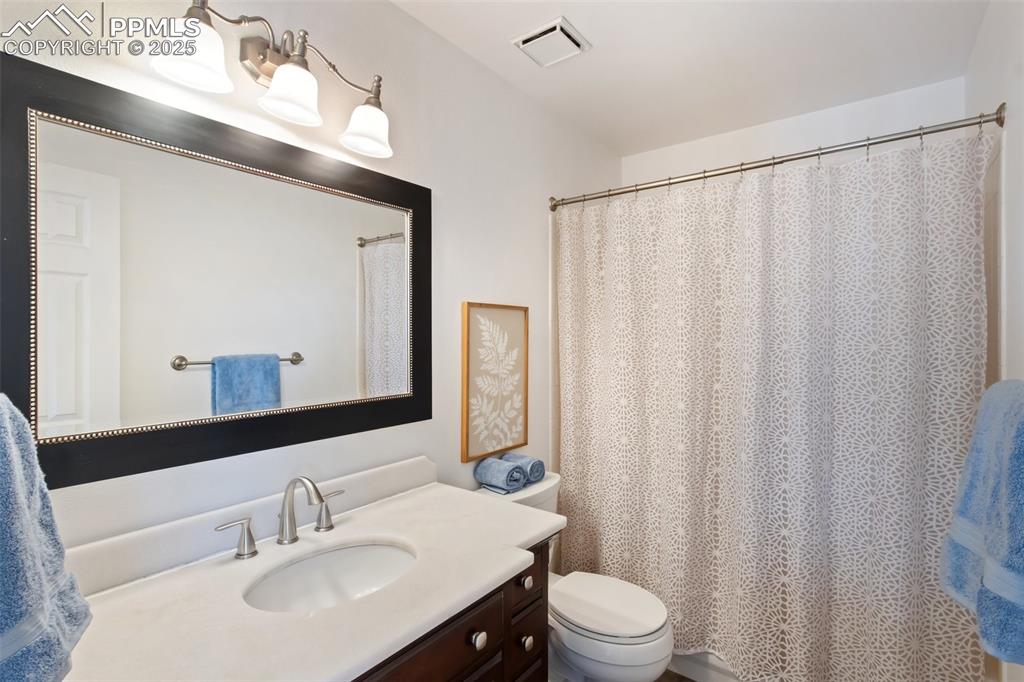 Image 23 of 44: Full upper hall bath.