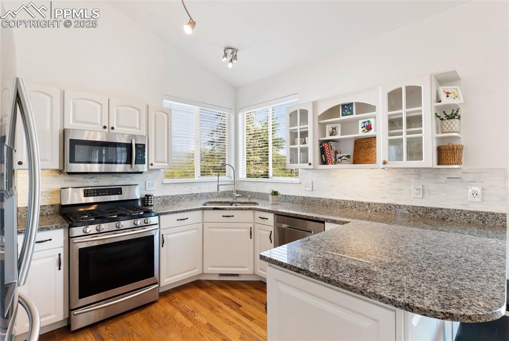 Image 8 of 44: Kitchen