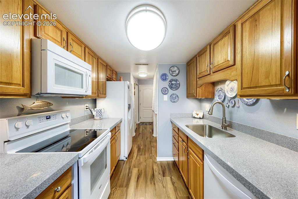 Image 11 of 28: Kitchen