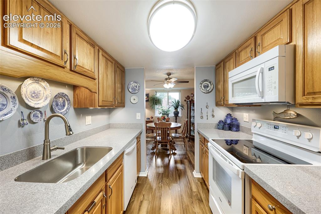 Image 12 of 28: Kitchen