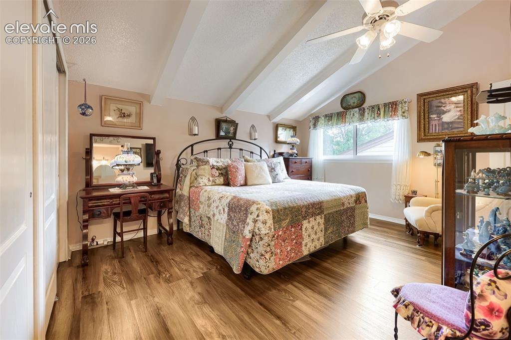 Image 14 of 28: Bedroom