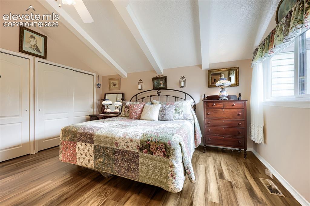 Image 15 of 28: Bedroom