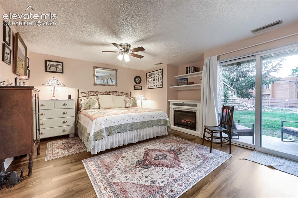 Image 16 of 28: Bedroom