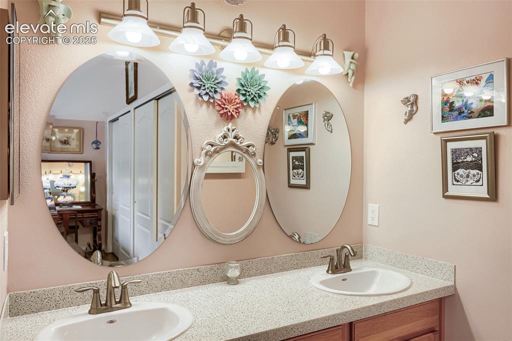 Image 19 of 28: Bathroom