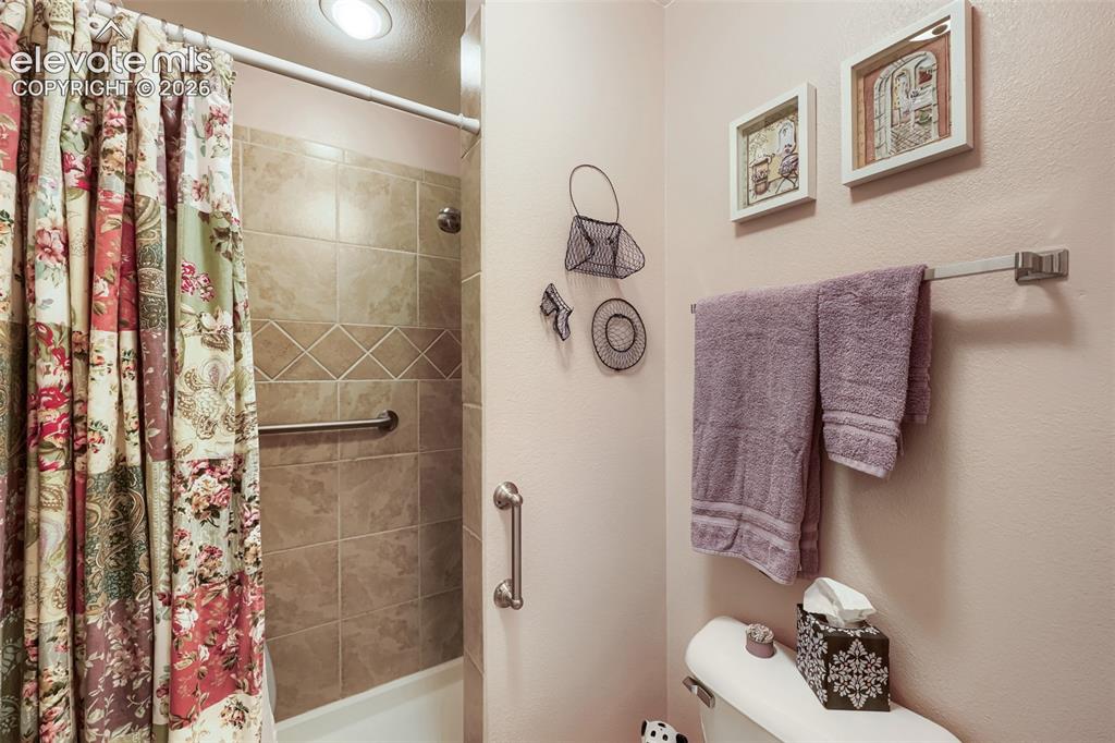 Image 20 of 28: Bathroom