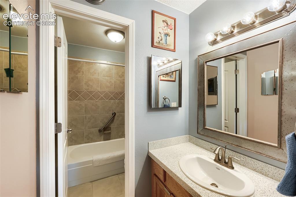 Image 22 of 28: Bathroom