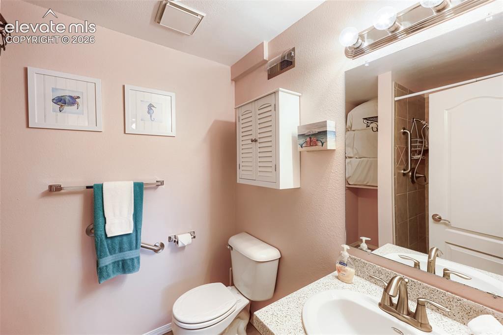 Image 23 of 28: Bathroom