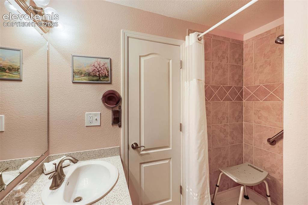 Image 24 of 28: Bathroom