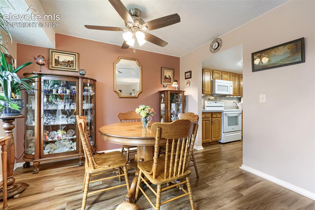 Image 7 of 28: Dining Area