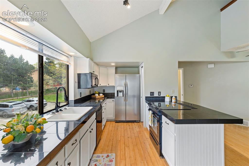 Image 11 of 29: Kitchen