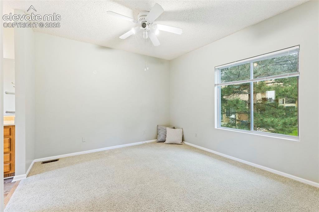 Image 19 of 29: Bedroom