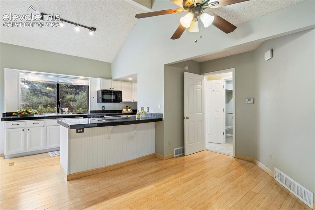 Image 8 of 29: Dining Area