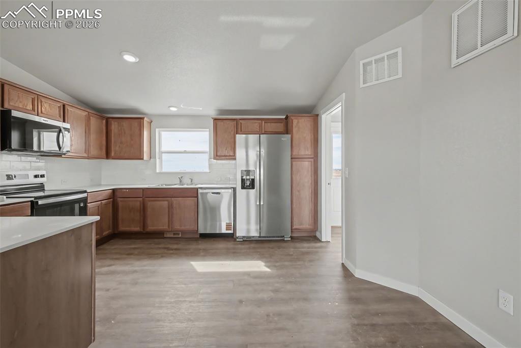 Image 13 of 41: Kitchen