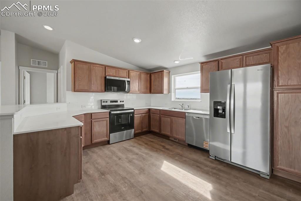 Image 14 of 41: Kitchen