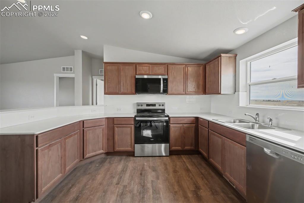 Image 15 of 41: Kitchen