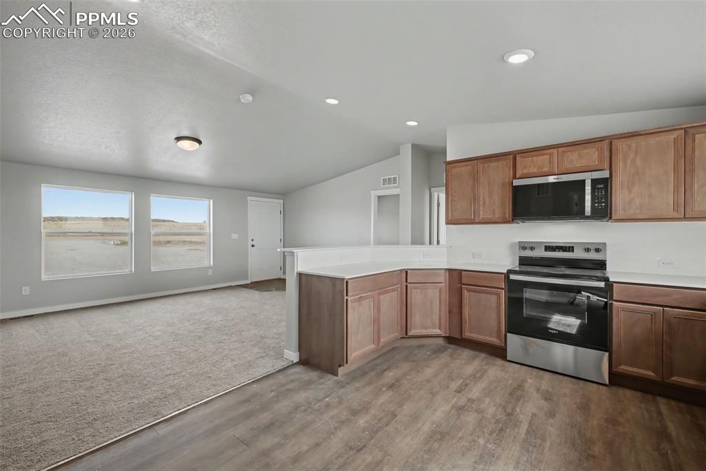 Image 16 of 41: Kitchen