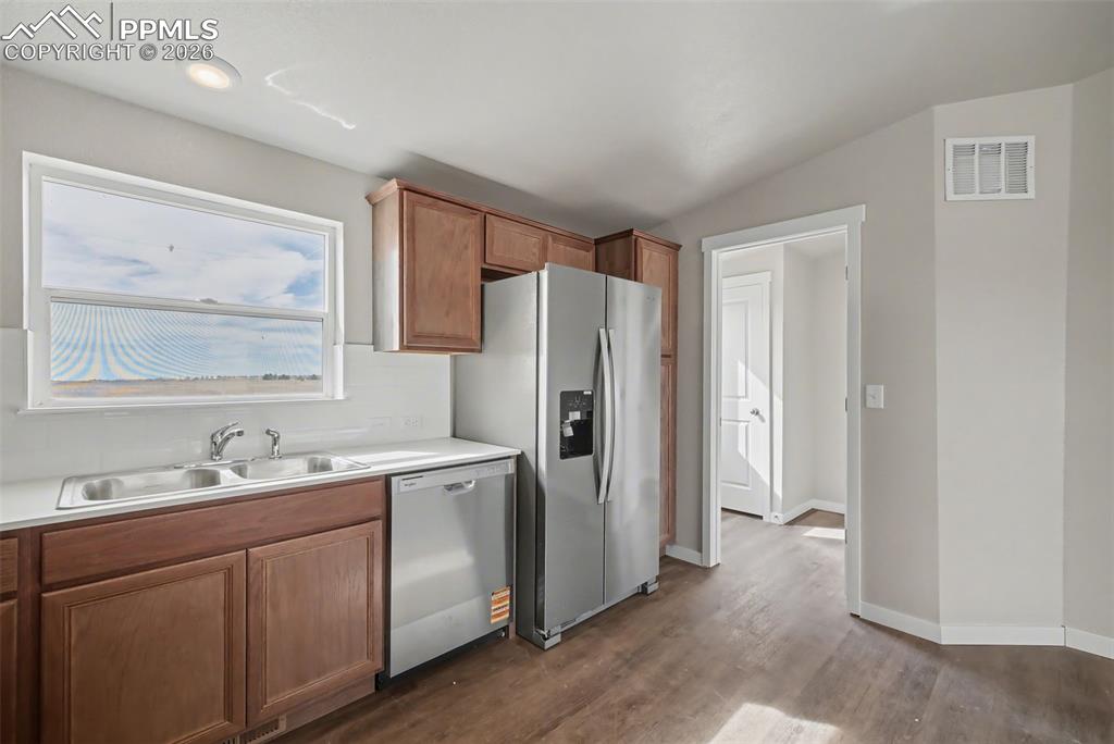 Image 17 of 41: Kitchen