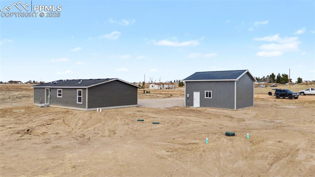 Image 36 of 41: Yard