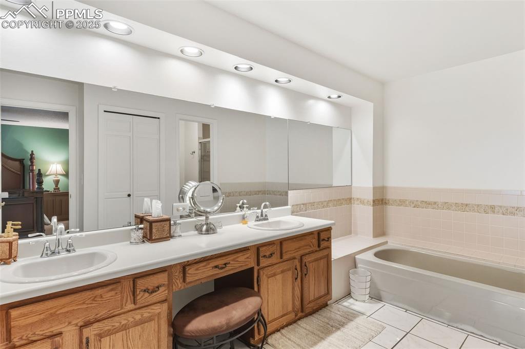 Image 15 of 35: Primary 5-piece bathroom