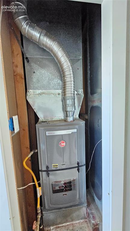 Image 36 of 48: Rheem furnace unit with flexible metal ducting and gas line connection