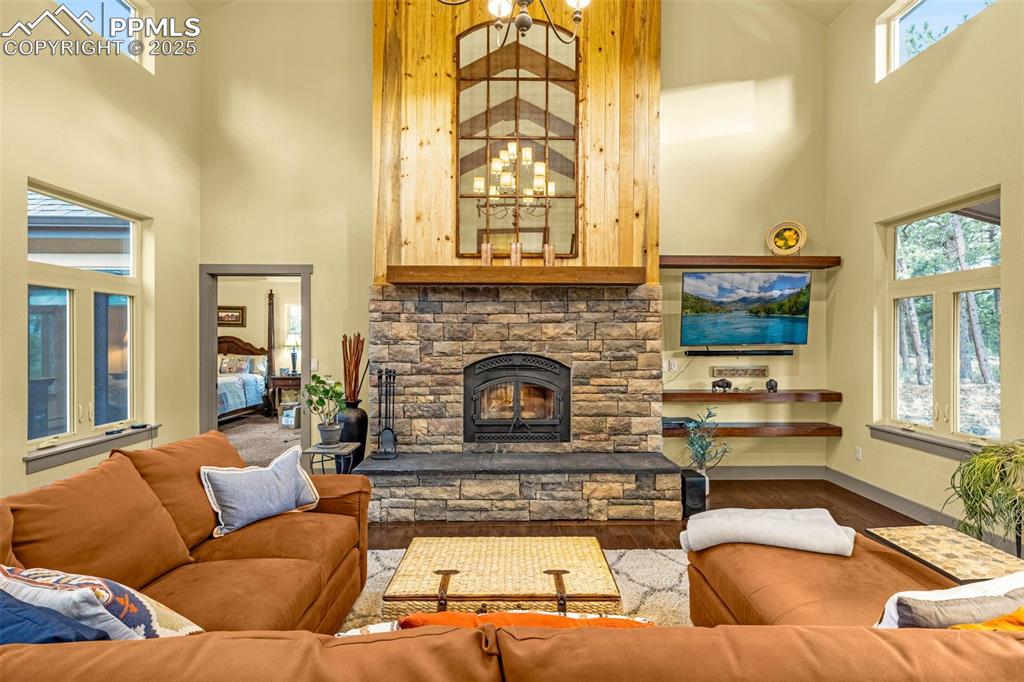 Image 10 of 50: Living Room