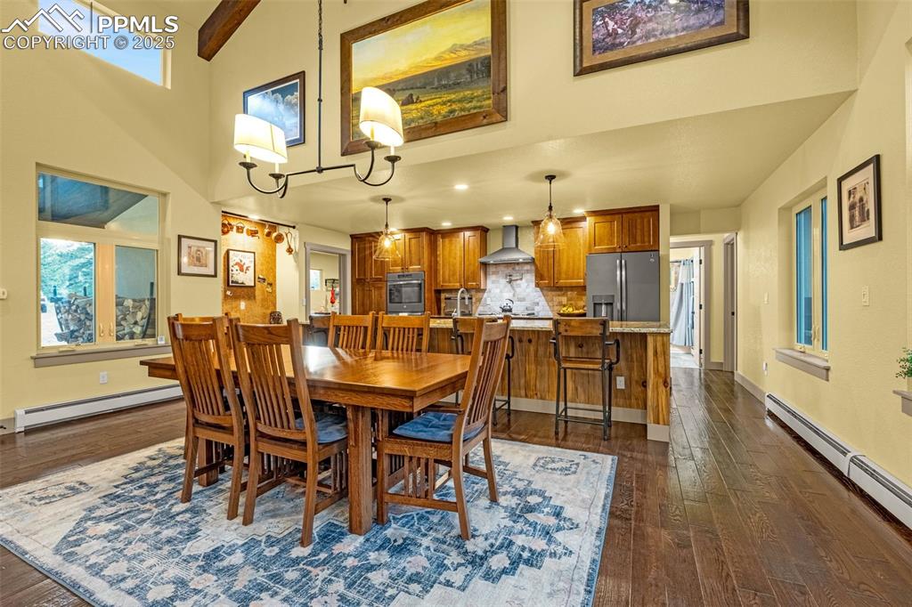 Image 14 of 50: Dining Area