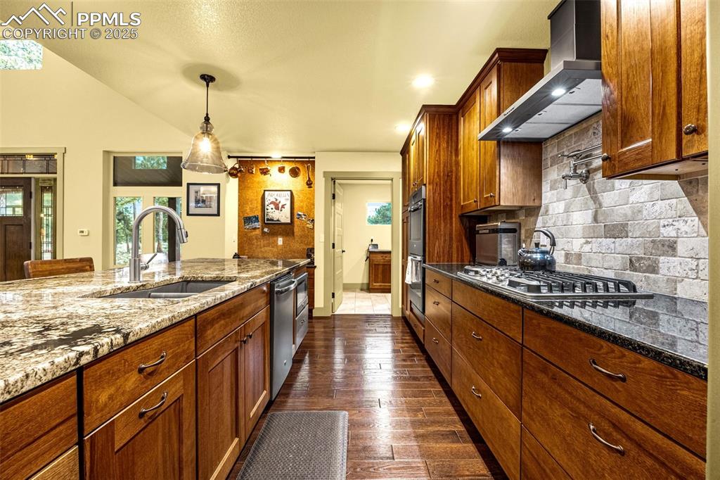 Image 15 of 50: Kitchen