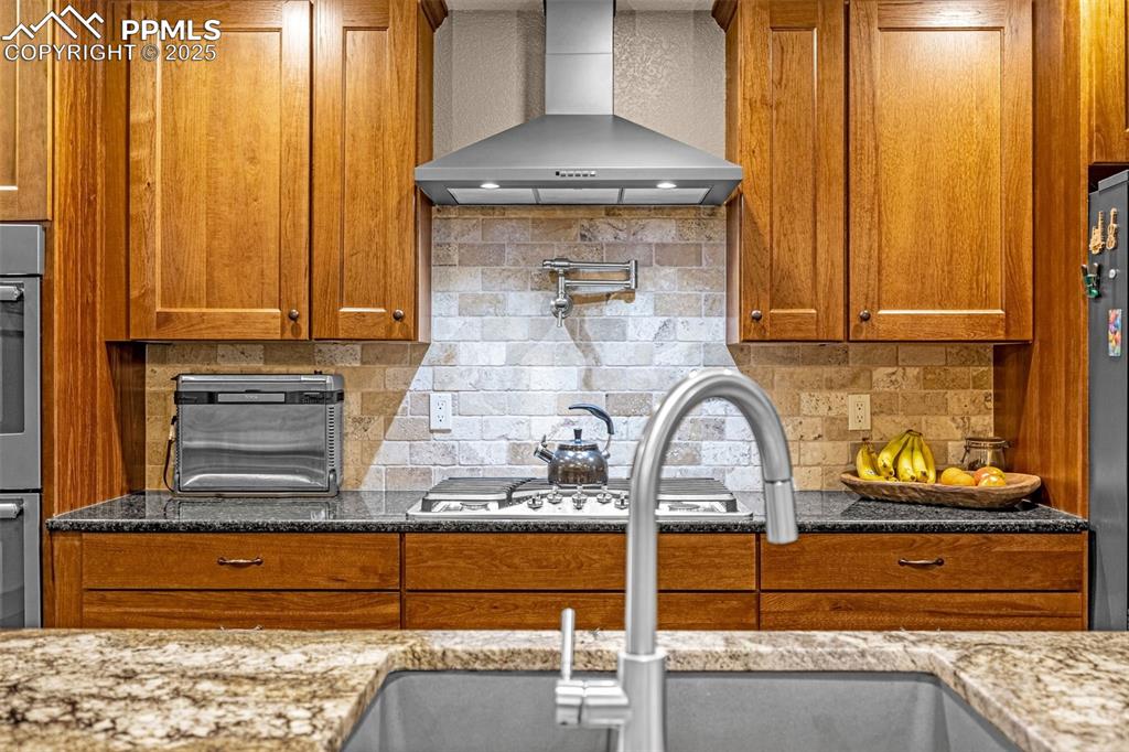 Image 17 of 50: Kitchen