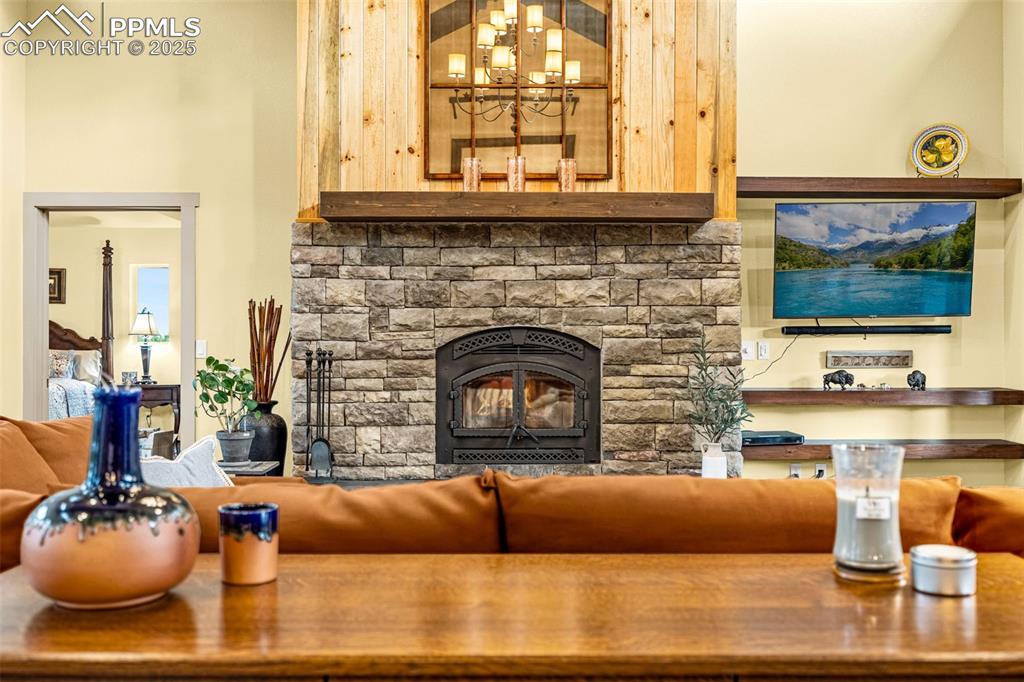 Image 19 of 50: Living Room