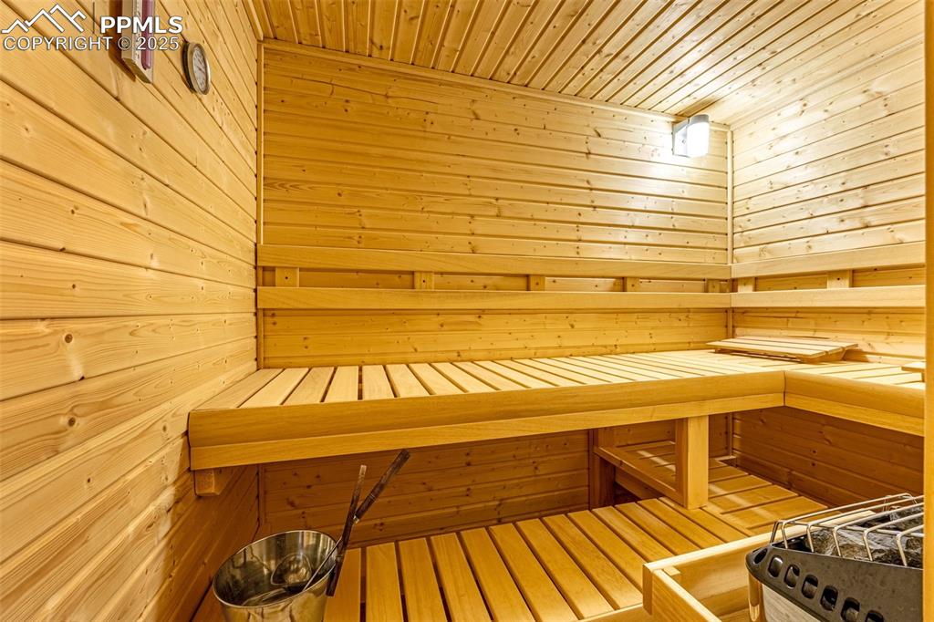 Image 26 of 50: Sauna