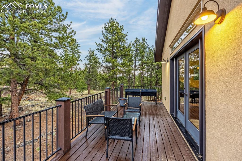 Image 8 of 50: Deck